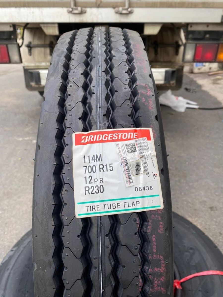 Lốp Xe Dán So Với Lốp Mới: Giải Pháp Nào Tối Ưu Cho Người Sử Dụng?